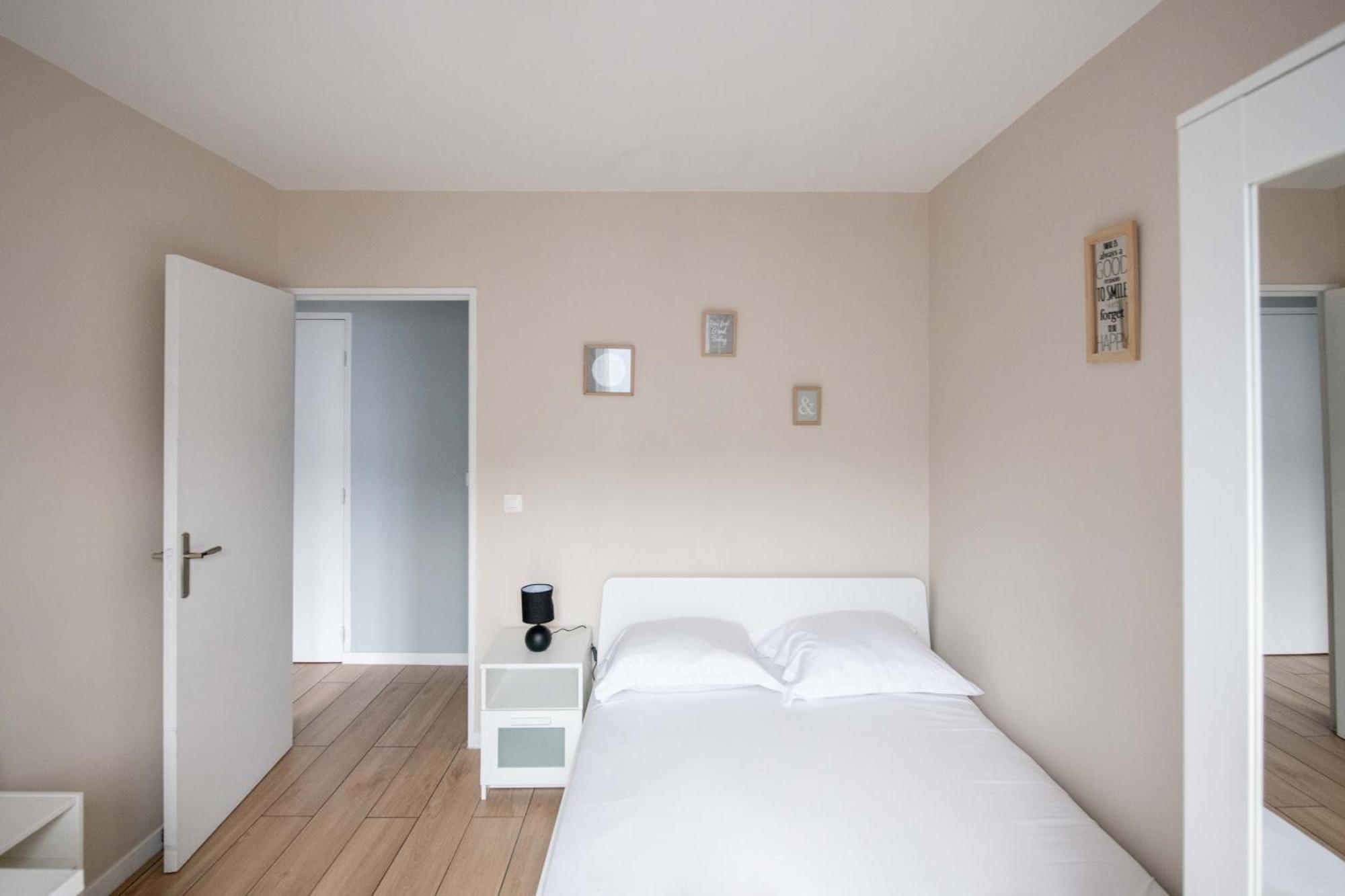Elise De Roche Equipe Balcon Parking Rer B Apartment Le Bourget Exterior foto